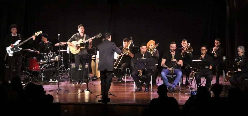 Big Band é composta por músicos em formação na escola do Cefart; projeto cresceu em número de alunos neste ano, diz diretor