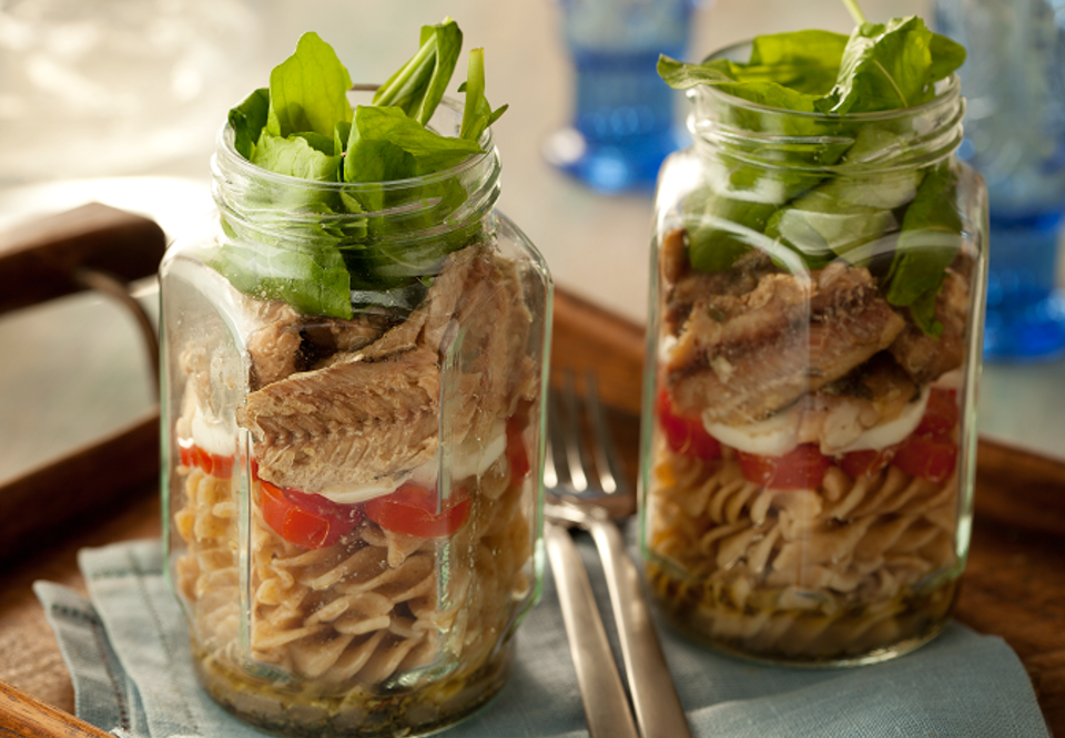 Main salada no pote com sardinha