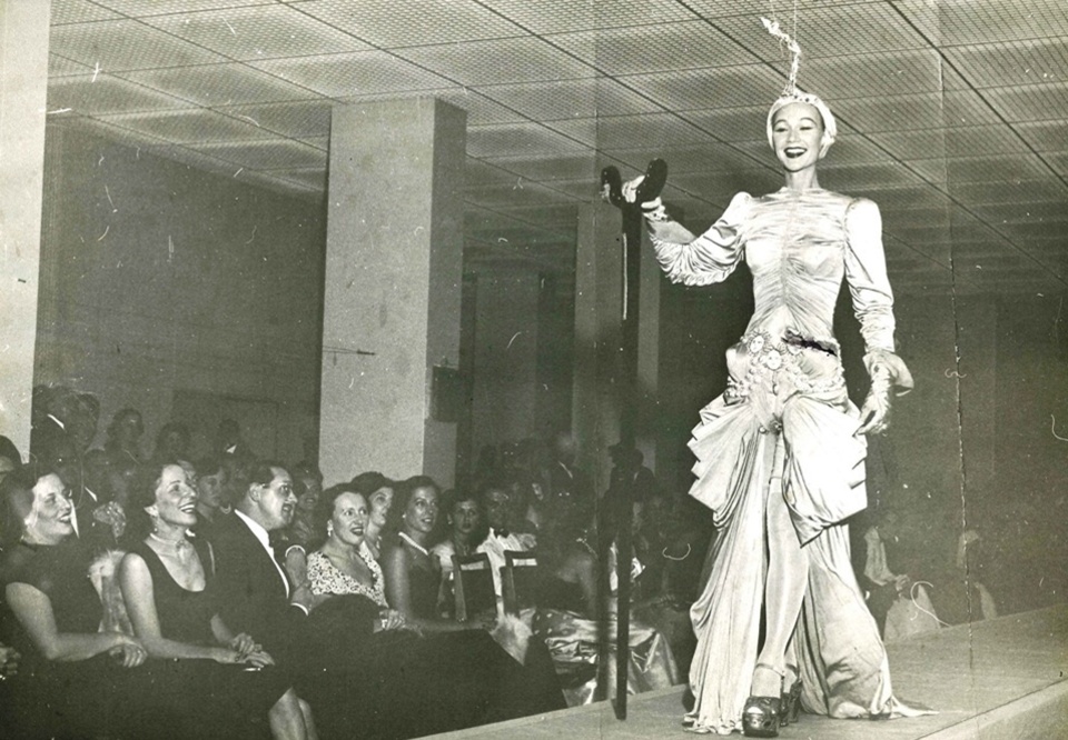 Main destaque sophie  modelo parisiense  desfila no masp da rua 7 de abril com o traje do futuro  criado por salvador dal%c3%ad  1951. foto acervo do centro de pesquisa do masp